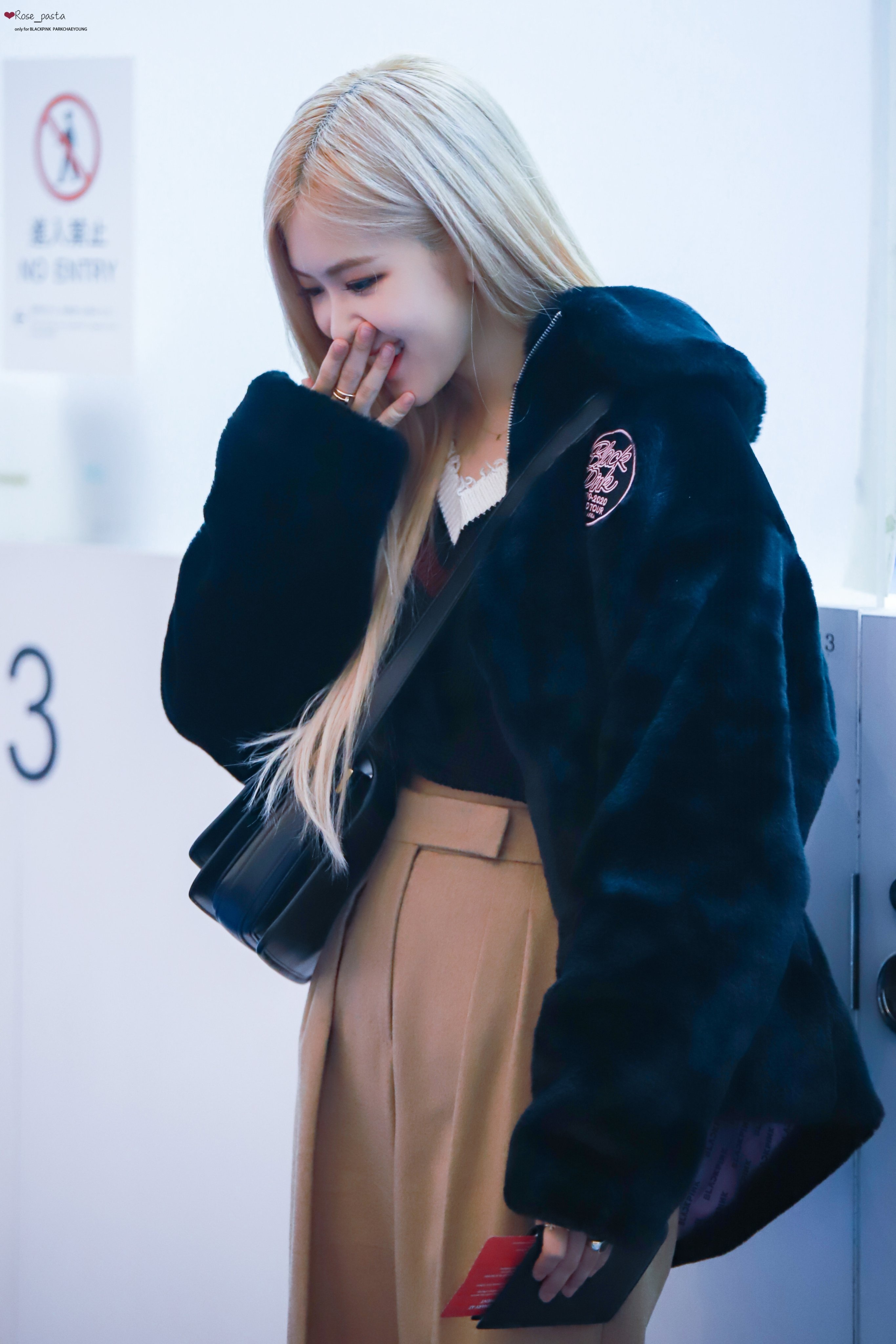 Black Pink tai san bay anh 10