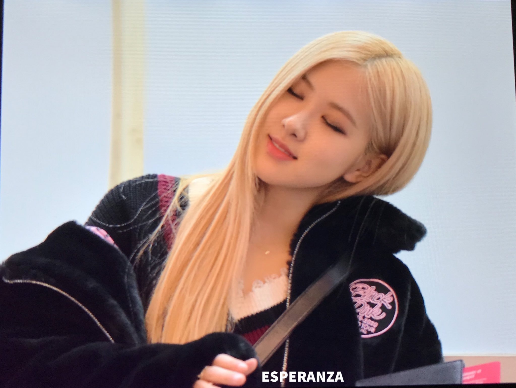 Black Pink tai san bay anh 9