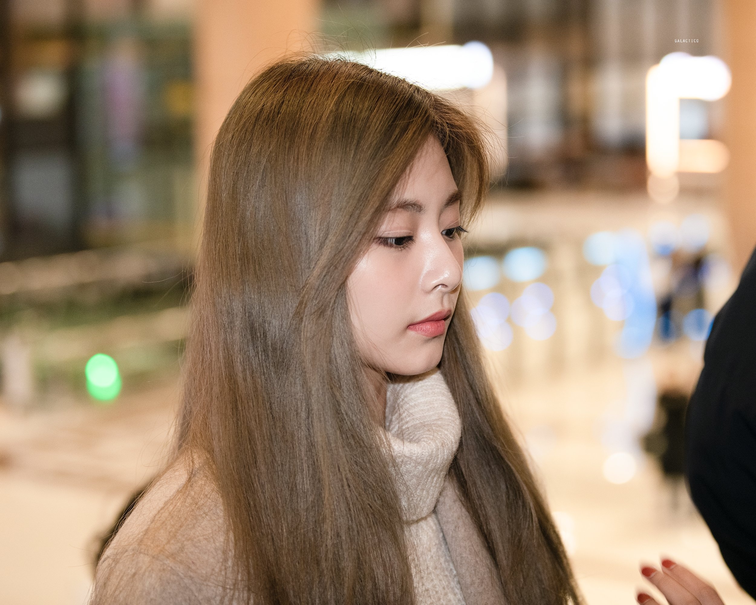 Krystal sang chanh, my nhan nhom TWICE de mat moc ra san bay hinh anh