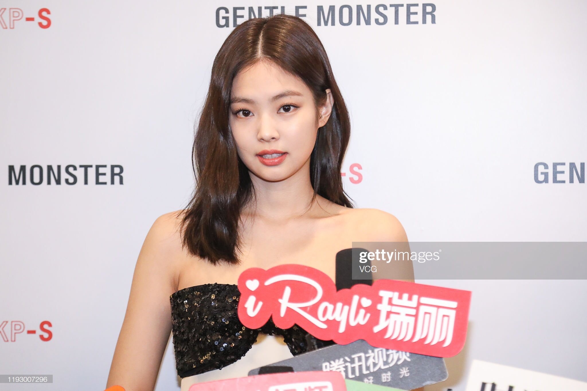 Jennie dien dam ho vai, khoe xuong quai xanh hinh anh