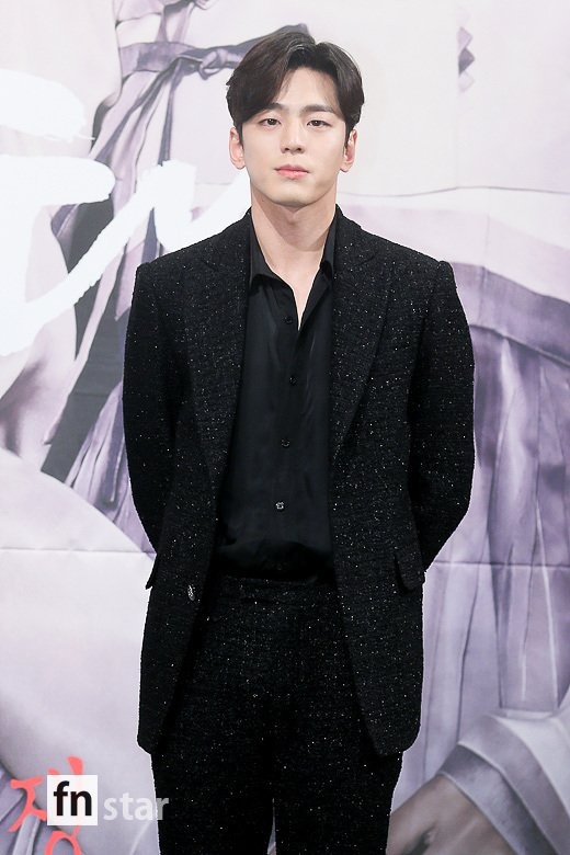 my nhan co trang tai su kien anh 10