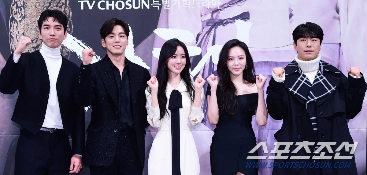 my nhan co trang tai su kien anh 15