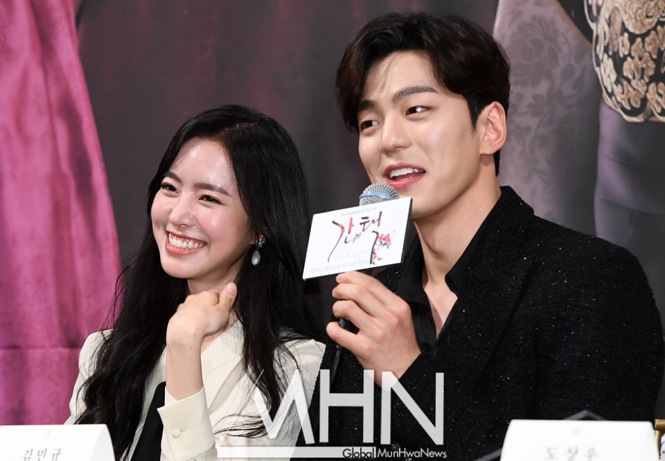 my nhan co trang tai su kien anh 9