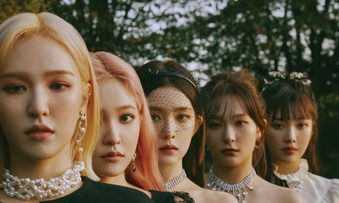 Red Velvet gay chu y voi tao hinh doc la hinh anh