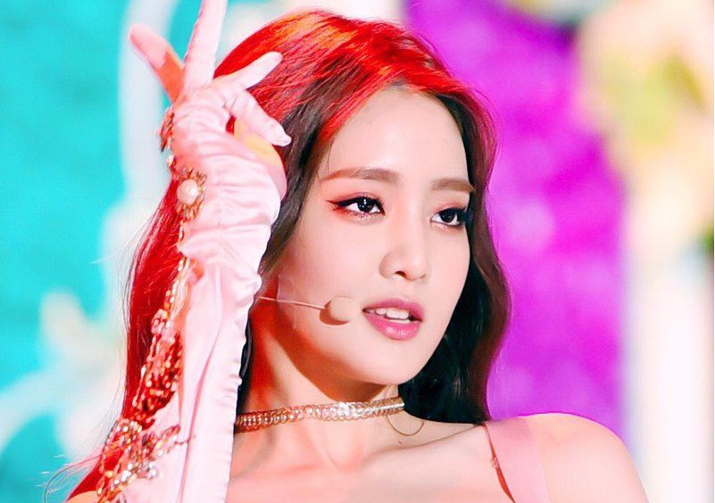 Nhan sac nu ca si nguoi Thai noi tieng nho gia the hinh anh