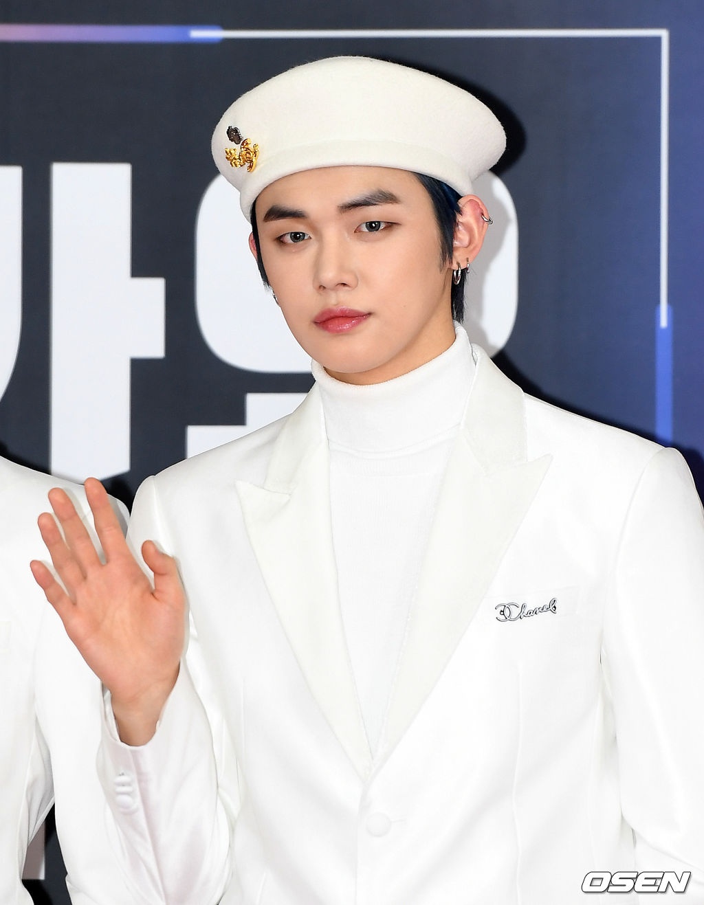 dan sao Kpop tren tham do anh 24