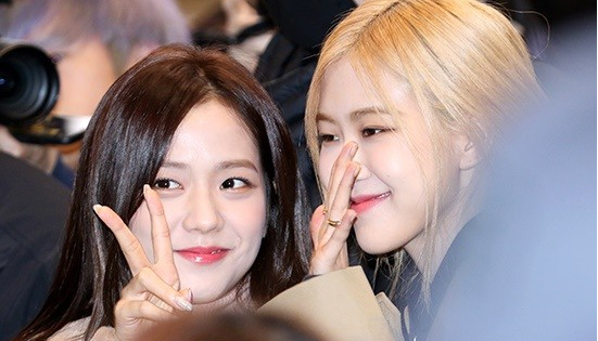 Hai thanh vien Black Pink noi bat tai san bay hinh anh