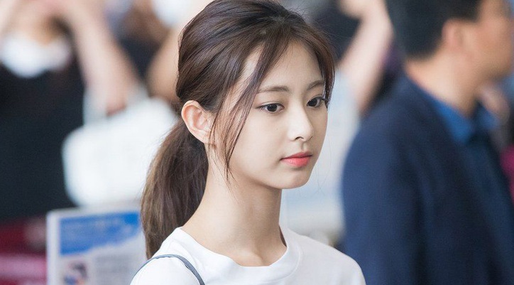 Nhung idol Kpop van noi bat khi trang diem nhe hinh anh