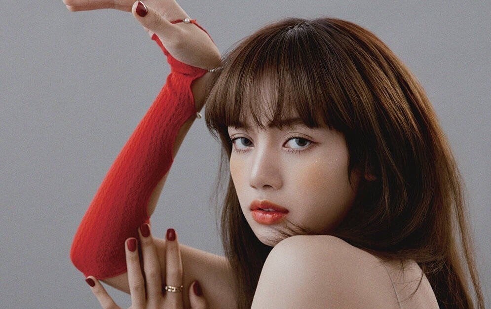 Lisa (Black Pink) phong cach tren tap chi hinh anh