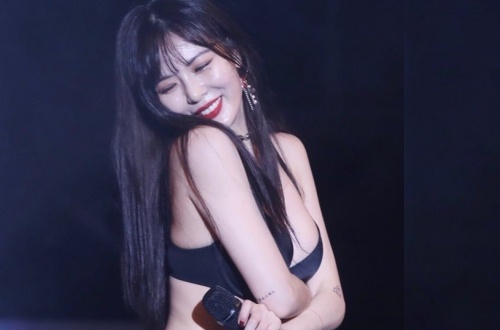 Bon my nhan Kpop chuong trang phuc goi cam tren san khau hinh anh