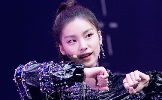 5 tan binh 10X nha JYP khoe ve dep rang ro tren dat My hinh anh