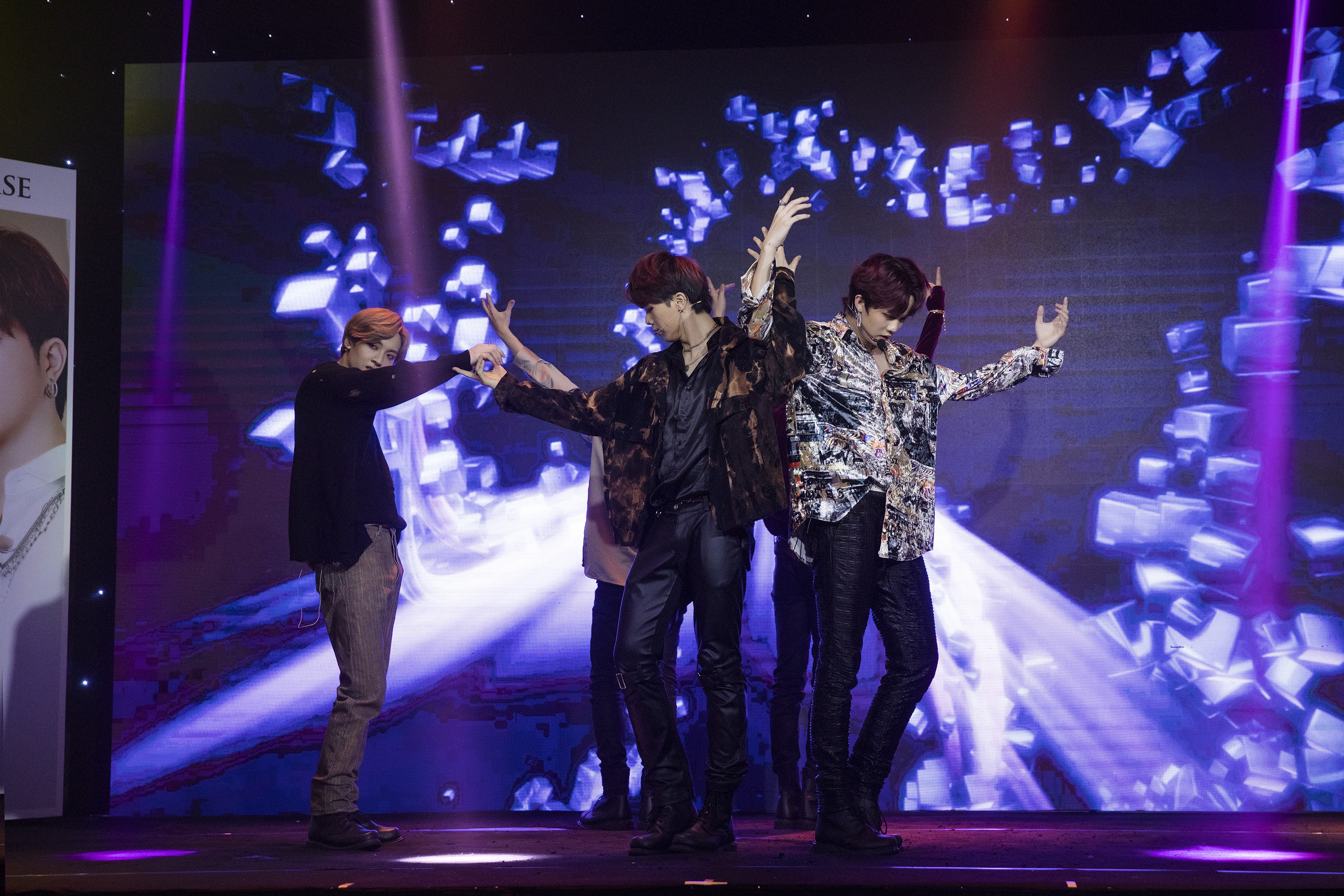 D1Verse khoe doi hinh dong deu ngay debut anh 2