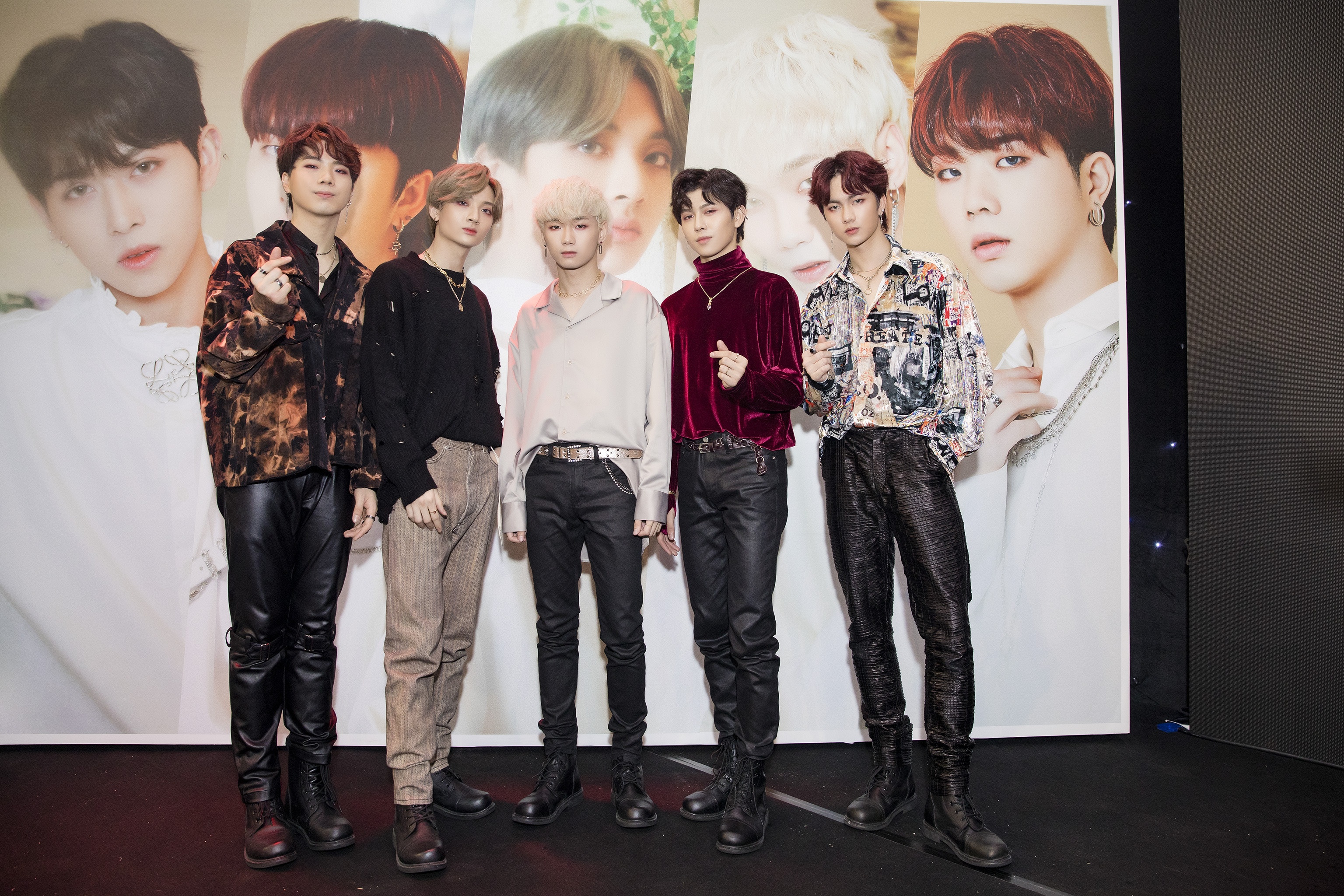 D1Verse khoe doi hinh dong deu ngay debut anh 1