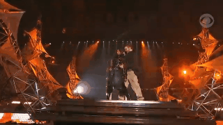 Khoanh khac Justin Timberlake xe ao Janet Jackson hinh anh