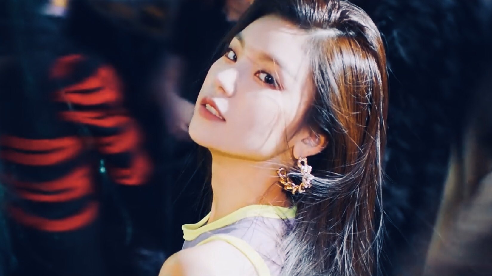 ‘Tan binh khung long’ nha JYP ca tinh trong san pham tro lai hinh anh