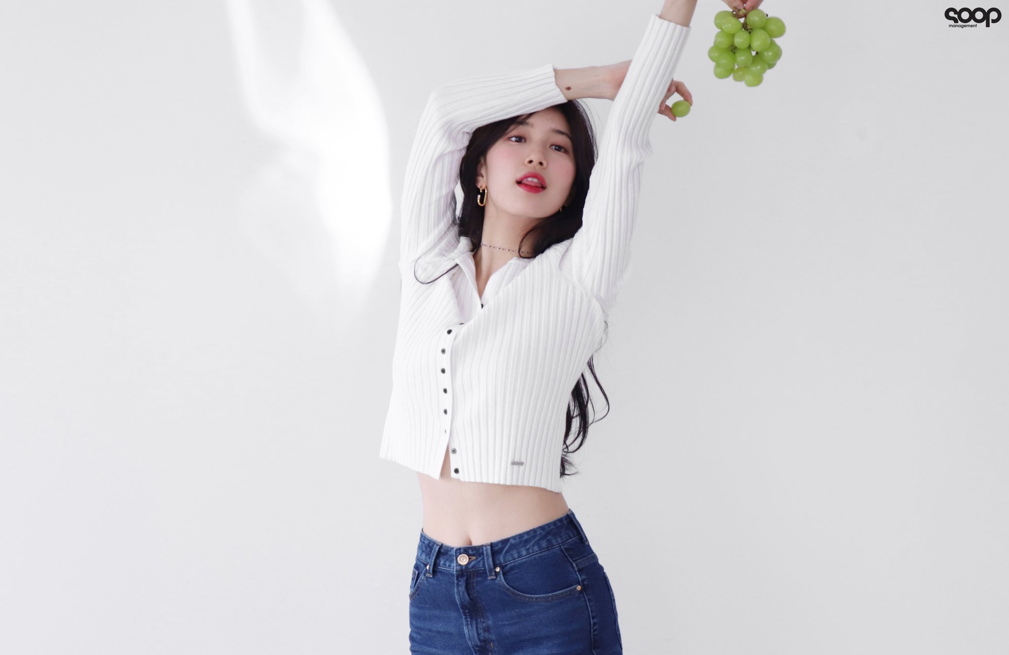 Suzy khoe voc dang nuot na trong bo hinh moi hinh anh