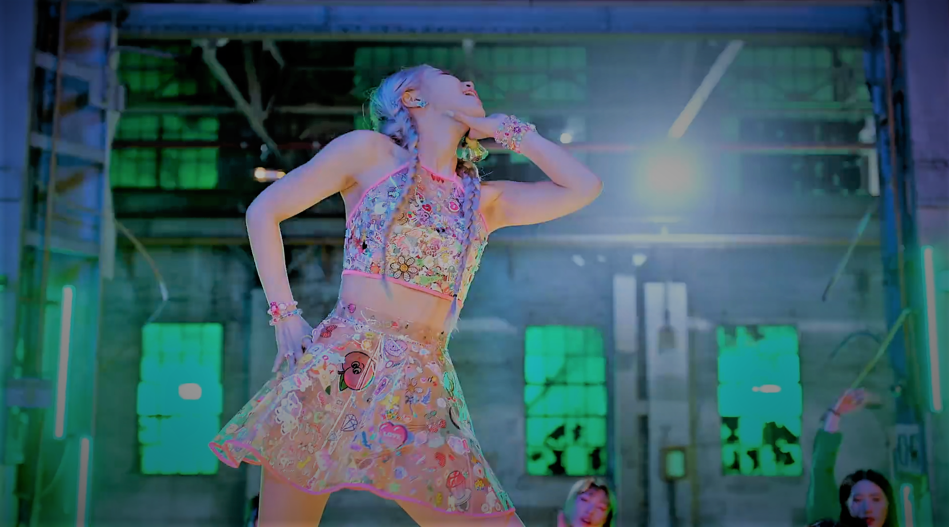 Truong nhom Mamamoo bi chi trich mac qua goi cam hinh anh