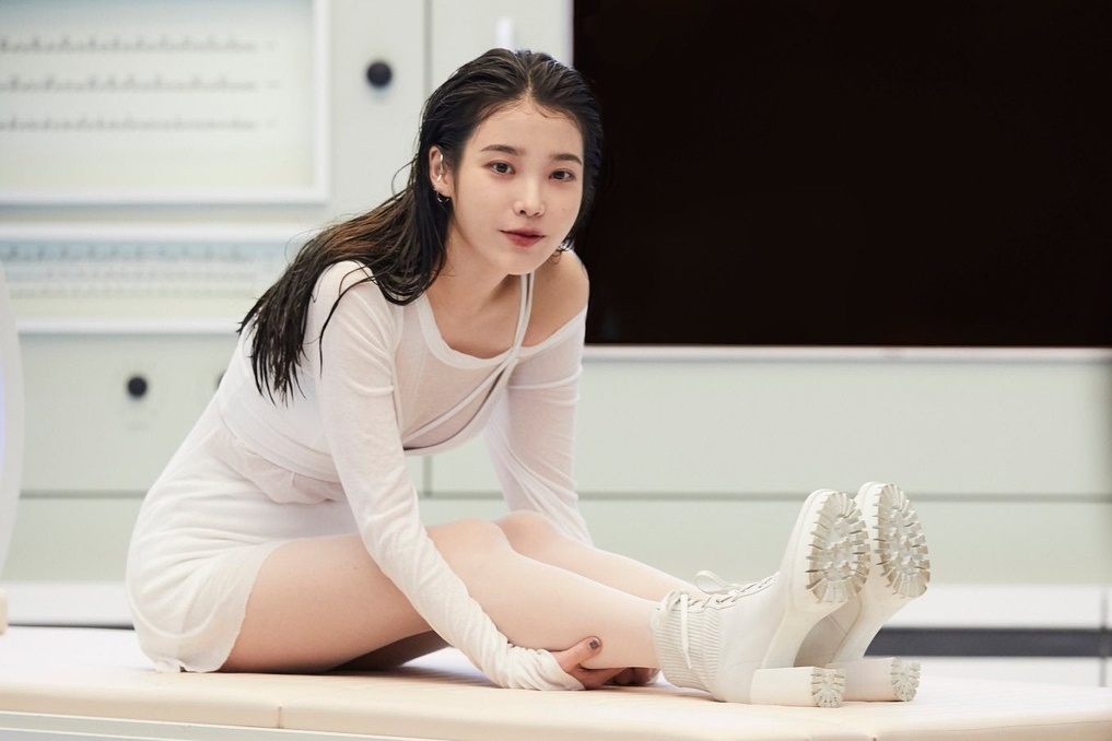 IU khoe nhan sac tuoi 28 trong san pham ket hop thanh vien BTS hinh anh