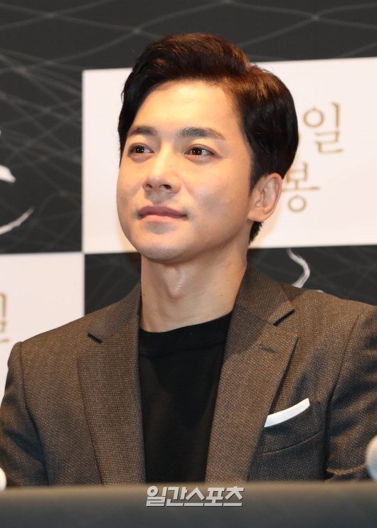 sao Han ket hon voi phong vien anh 15