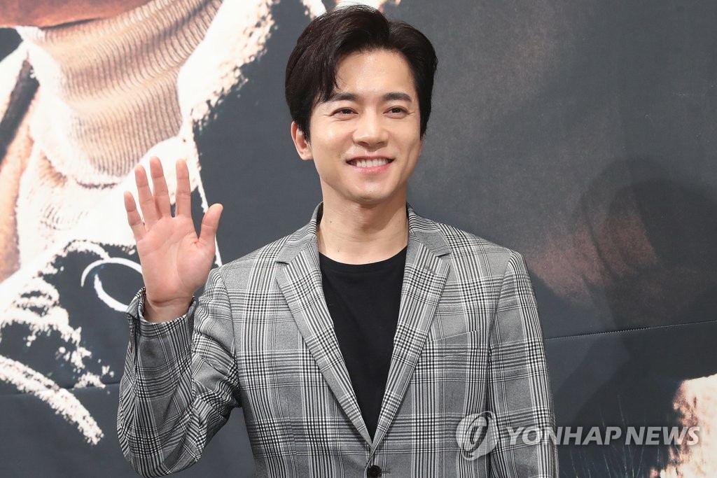 sao Han ket hon voi phong vien anh 12