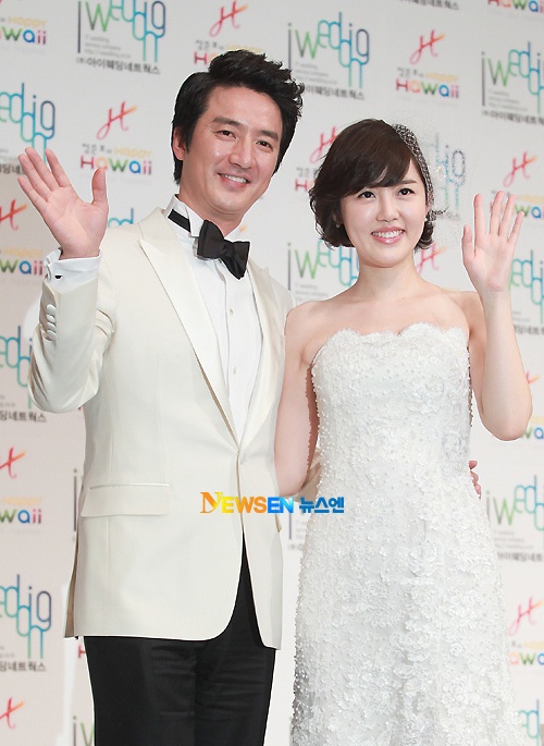 sao Han ket hon voi phong vien anh 9