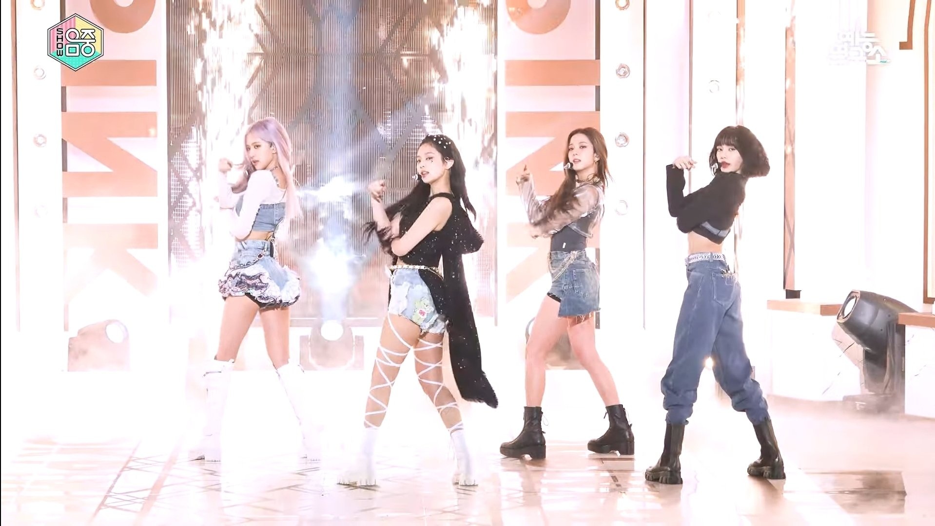 Rose mat diem vi trang phuc bieu dien anh 2