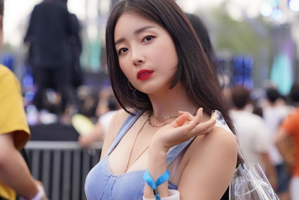 Nhom 'chi gai BTS' - nguoi linh an tu, nguoi som bo nghe hinh anh