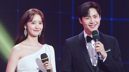 Man bieu dien an tuong chao nam moi cua Yoona hinh anh