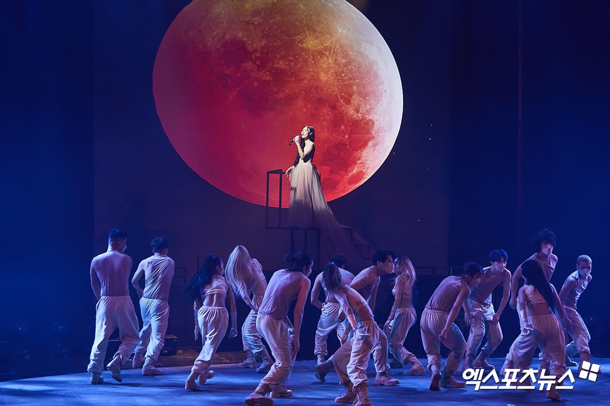 YoonA dep doi ben canh Kim Seon Ho anh 12