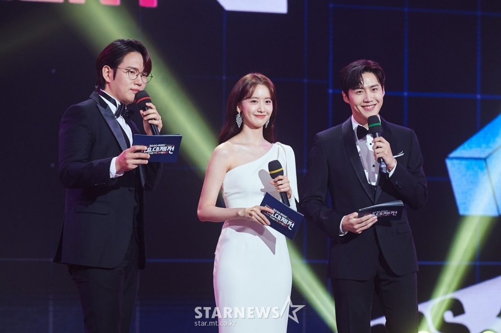 YoonA dep doi ben canh Kim Seon Ho anh 1