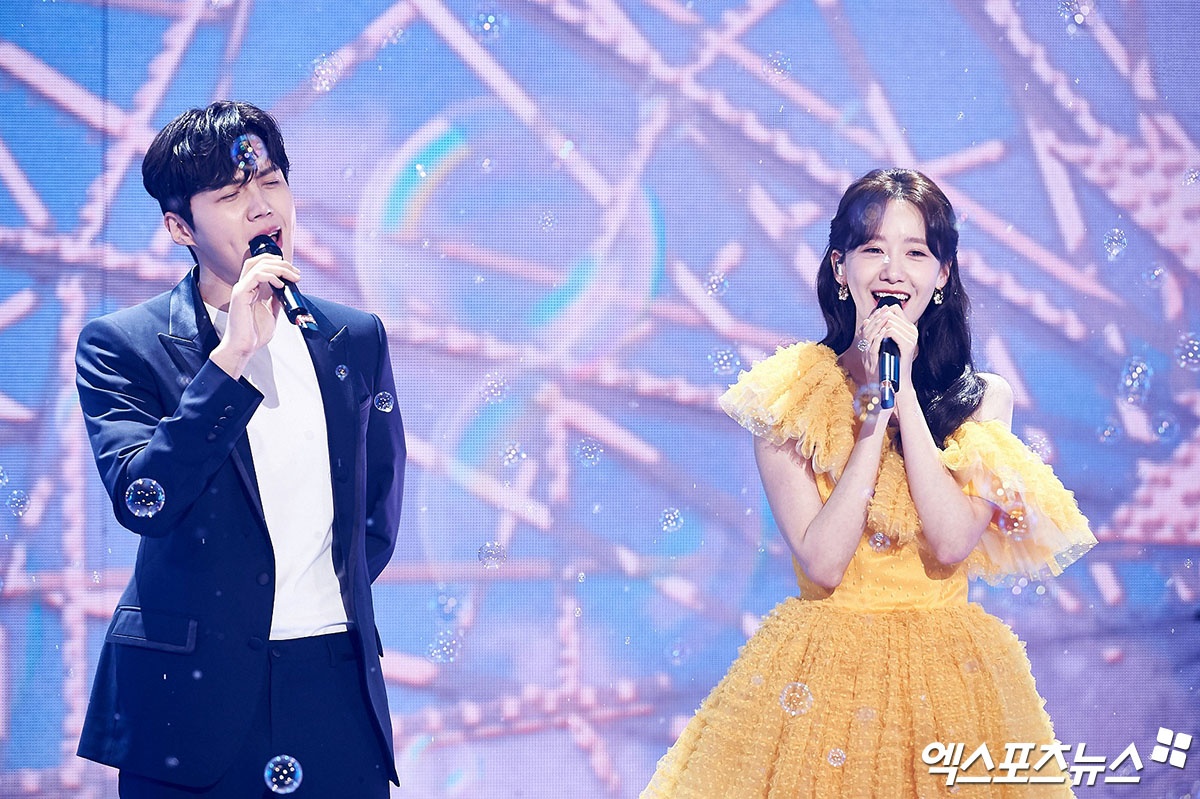 YoonA dep doi ben canh Kim Seon Ho anh 3