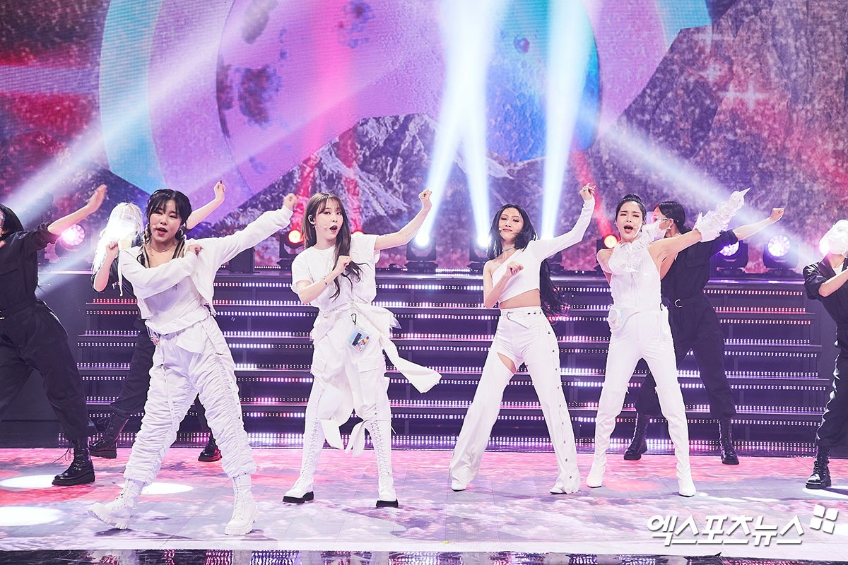 YoonA dep doi ben canh Kim Seon Ho anh 7