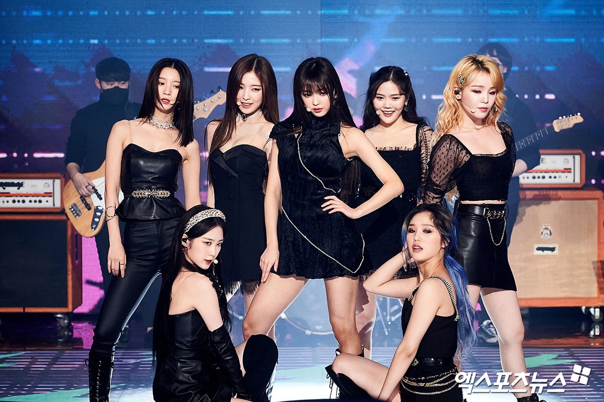 YoonA dep doi ben canh Kim Seon Ho anh 10