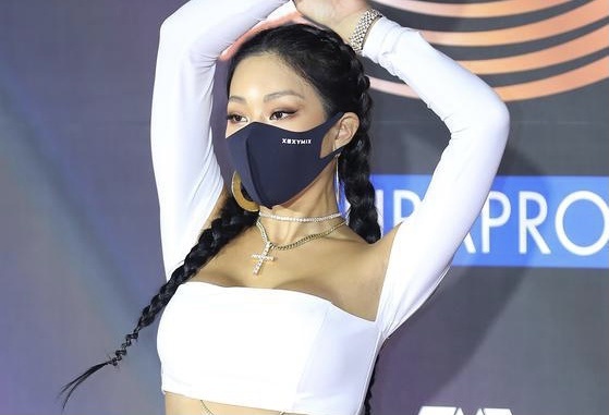 Sao Han mac goi cam tren tham do hinh anh