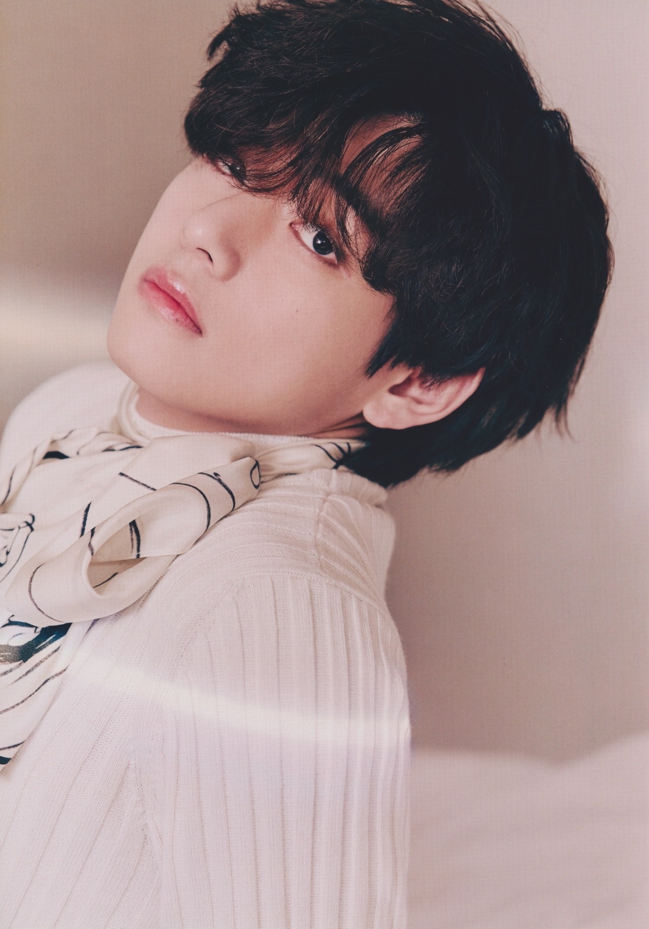 V (BTS) được trả cát sê ngang ngửa Kim Soo Hyun ảnh 2 V (BTS) duoc tra cat se ngang ngua Kim Soo Hyun anh 2