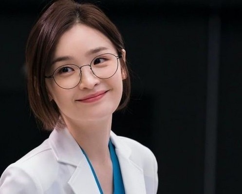 My nhan vut sang voi vai bac si tai hoa hinh anh