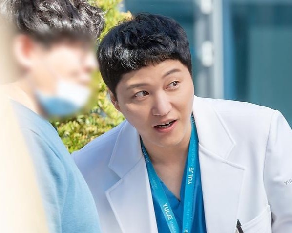 Tai tu lay nuoc mat khan gia voi vai bac si san khoa hinh anh