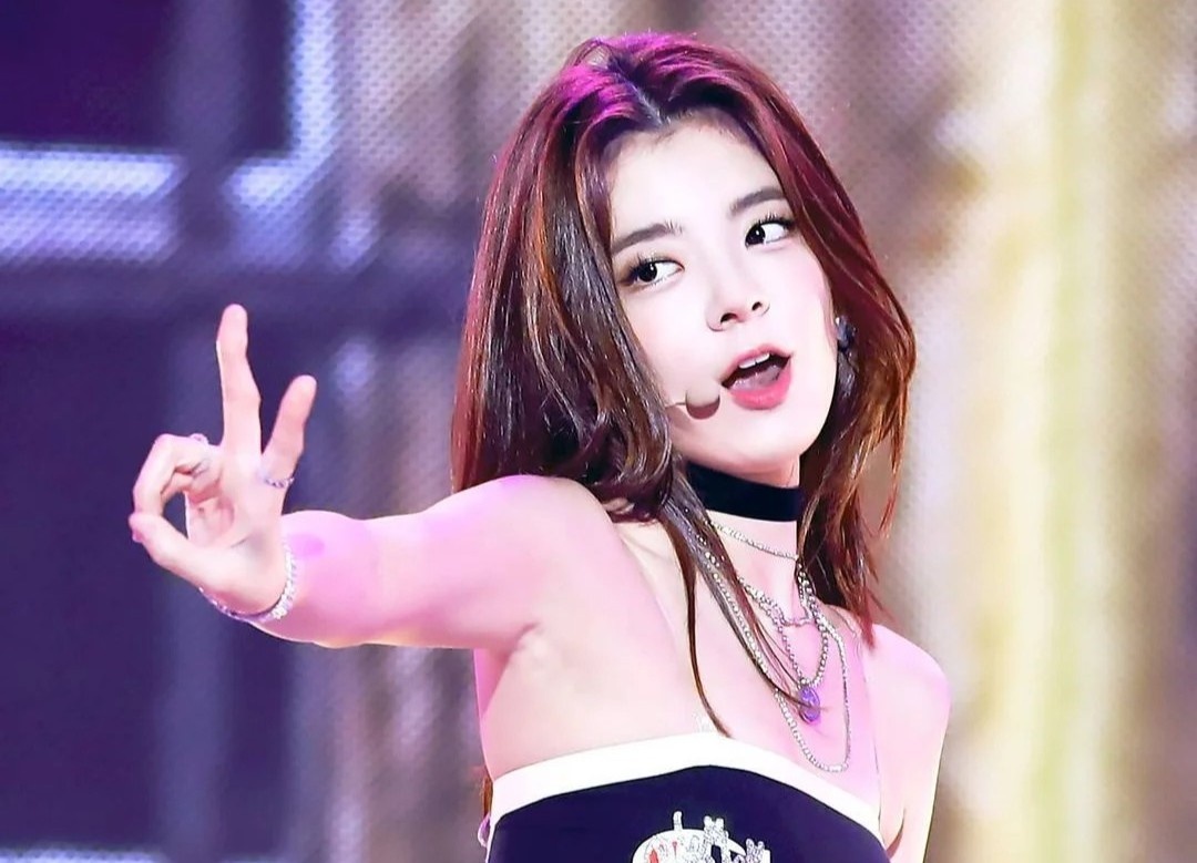 Nu idol the he moi bi che ky nang bieu dien yeu kem hinh anh