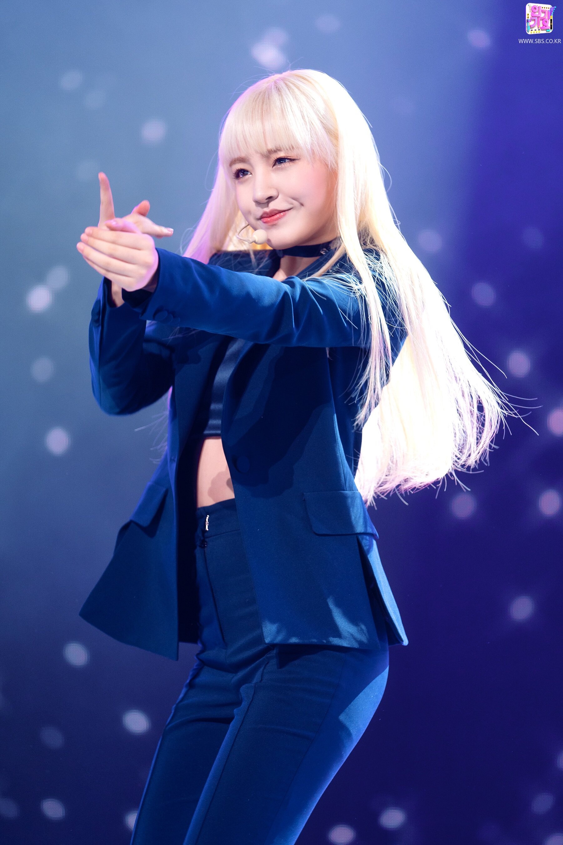 Nữ idol 18 tuổi được ví như búp bê sống  ảnh 12 Nu idol 18 tuoi duoc vi nhu bup be song anh 12