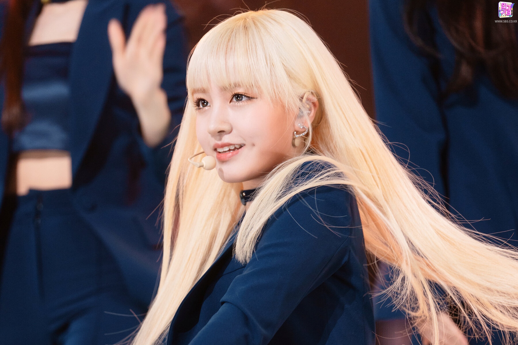 Nữ idol 18 tuổi được ví như búp bê sống  ảnh 3 Nu idol 18 tuoi duoc vi nhu bup be song anh 3