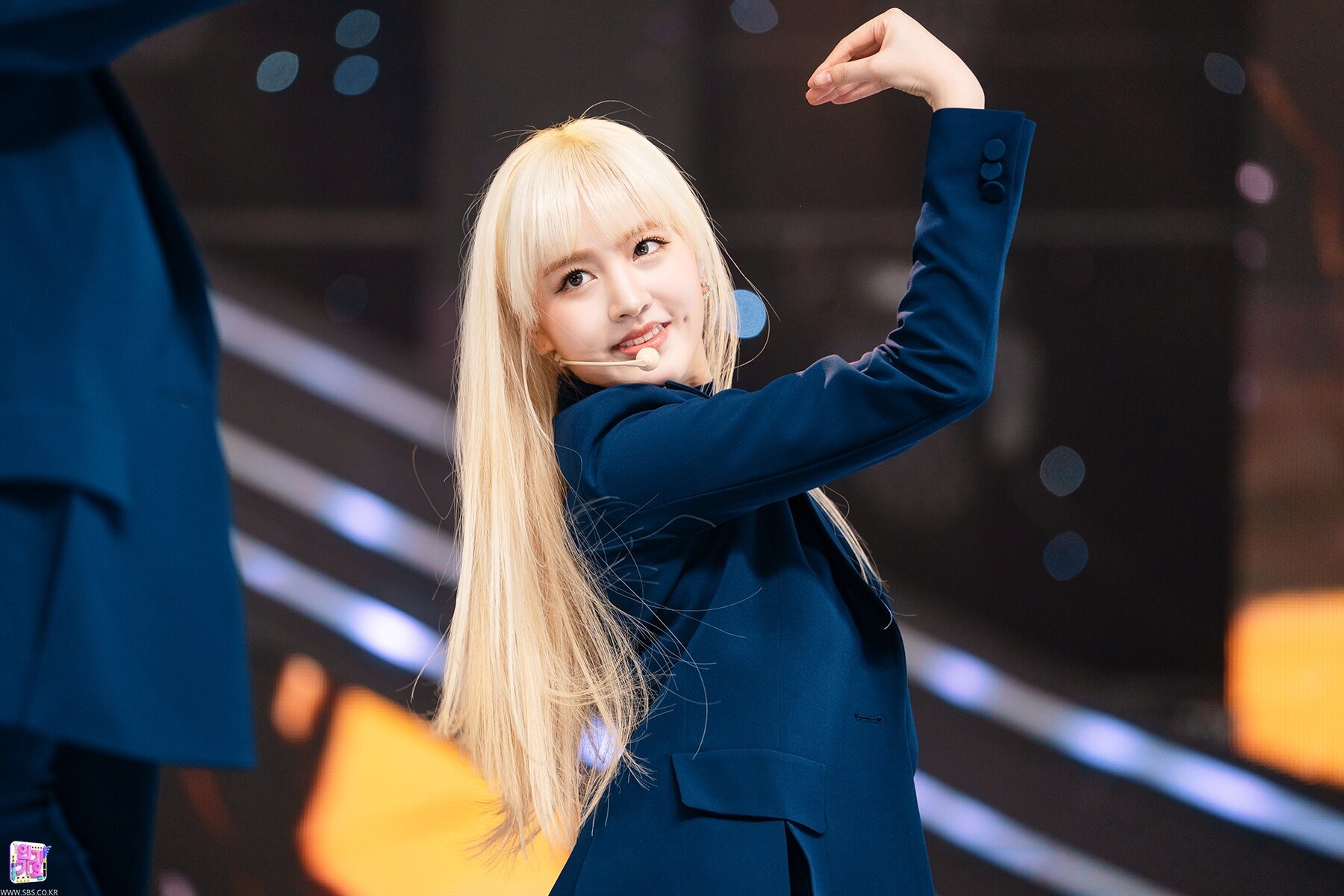 Nữ idol 18 tuổi được ví như búp bê sống  ảnh 1 Nu idol 18 tuoi duoc vi nhu bup be song anh 1