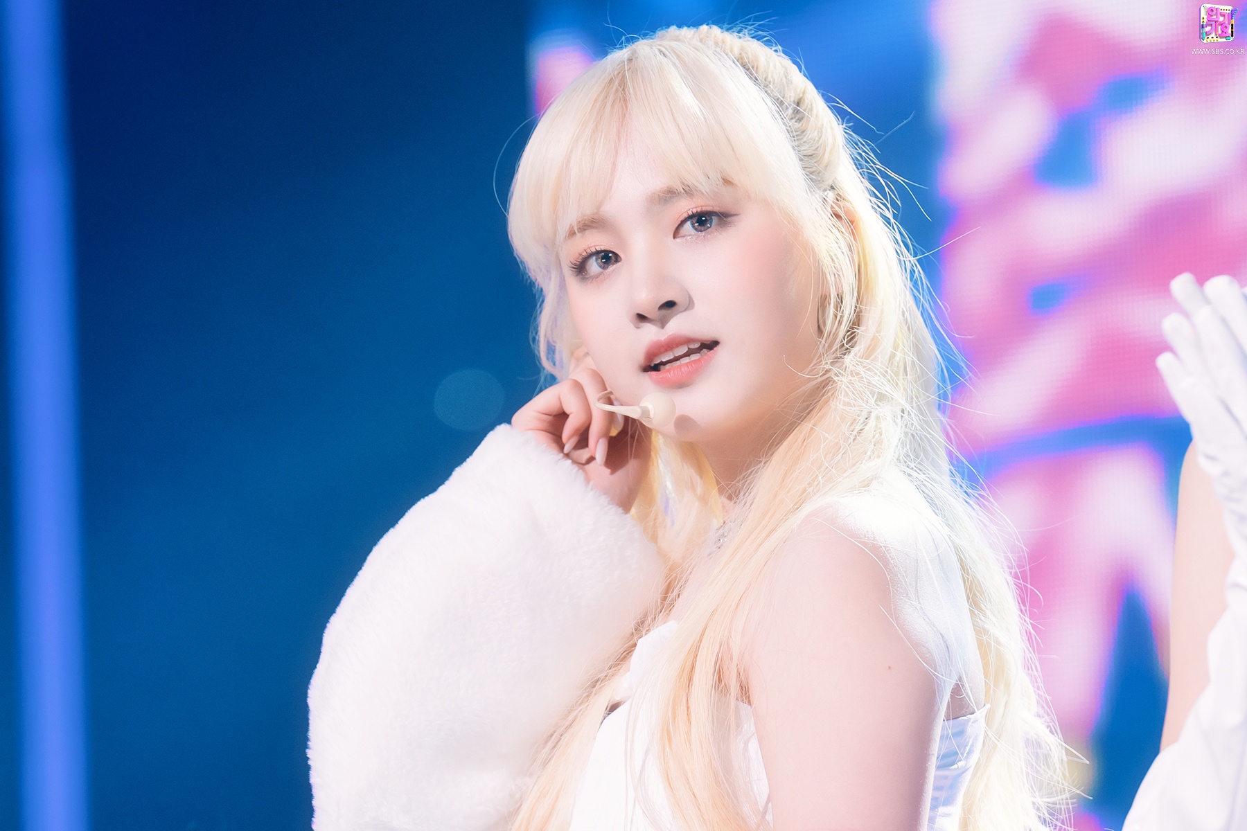 Nữ idol 18 tuổi được ví như búp bê sống  ảnh 2 Nu idol 18 tuoi duoc vi nhu bup be song anh 2