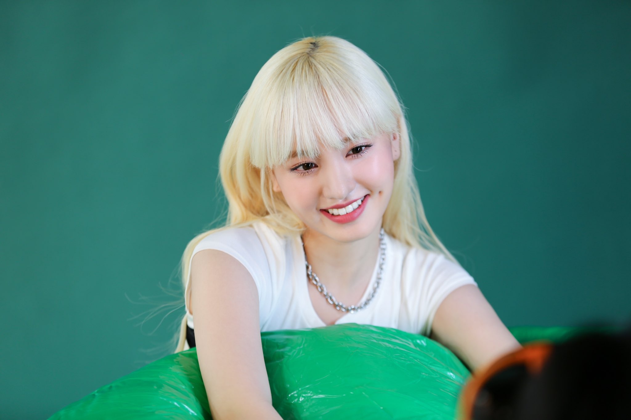 Nữ idol 18 tuổi được ví như búp bê sống  ảnh 4 Nu idol 18 tuoi duoc vi nhu bup be song anh 4