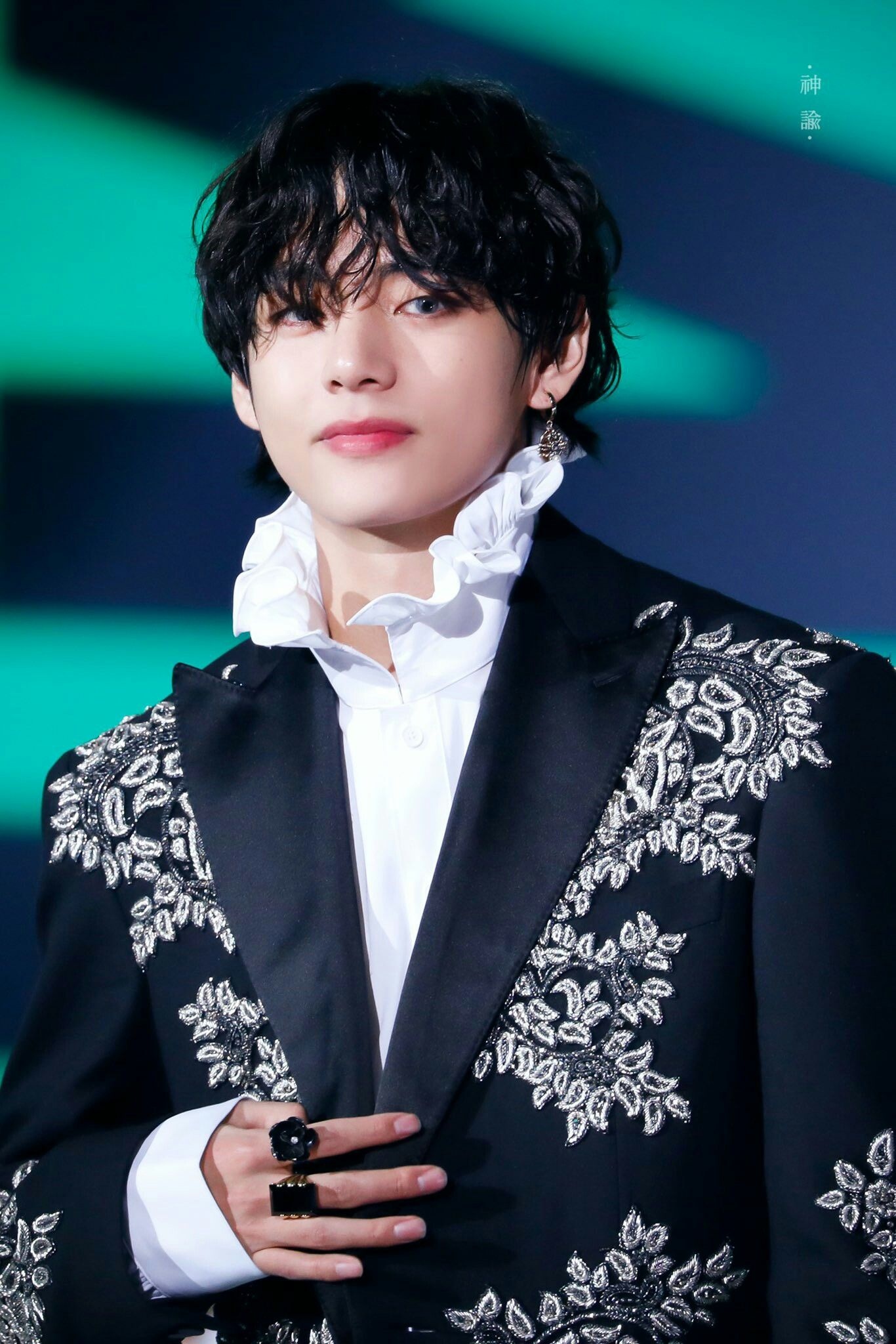 Dan my nhan dinh dam tung dinh tin don hen ho voi V (BTS) anh 7