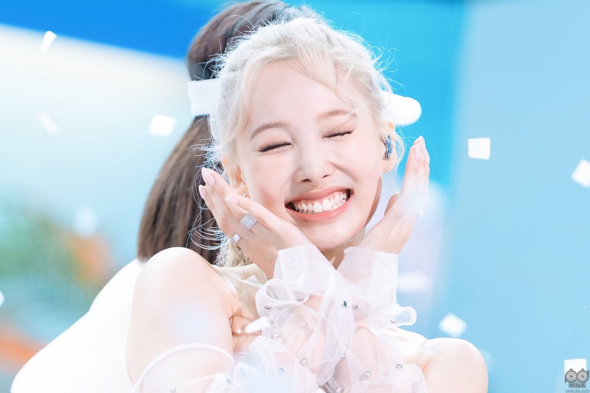 Na Yeon lại là thành viên đầu tiên của TWICE được ra mắt solo? ảnh 7 Na Yeon lai la thanh vien dau tien cua TWICE duoc ra mat solo? anh 7