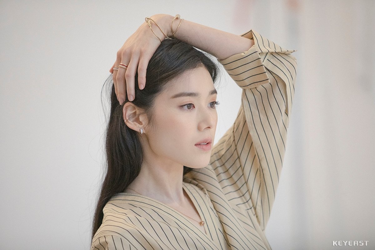 Mỹ nhân lắm thị phi đối đầu với Suzy trong 'Anna' là ai? ảnh 3 My nhan lam thi phi doi dau voi Suzy trong 'Anna' la ai? anh 3