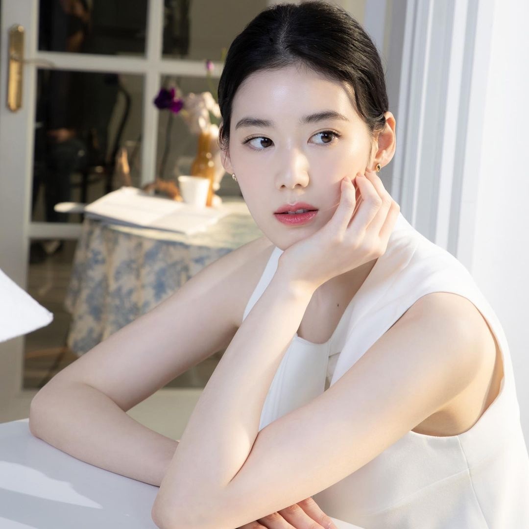 Mỹ nhân lắm thị phi đối đầu với Suzy trong 'Anna' là ai? ảnh 2 My nhan lam thi phi doi dau voi Suzy trong 'Anna' la ai? anh 2