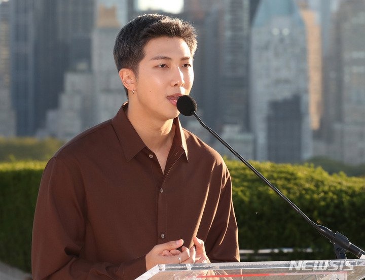 Gánh nặng với trưởng nhóm Kpop ảnh 6 Ganh nang voi truong nhom Kpop anh 6