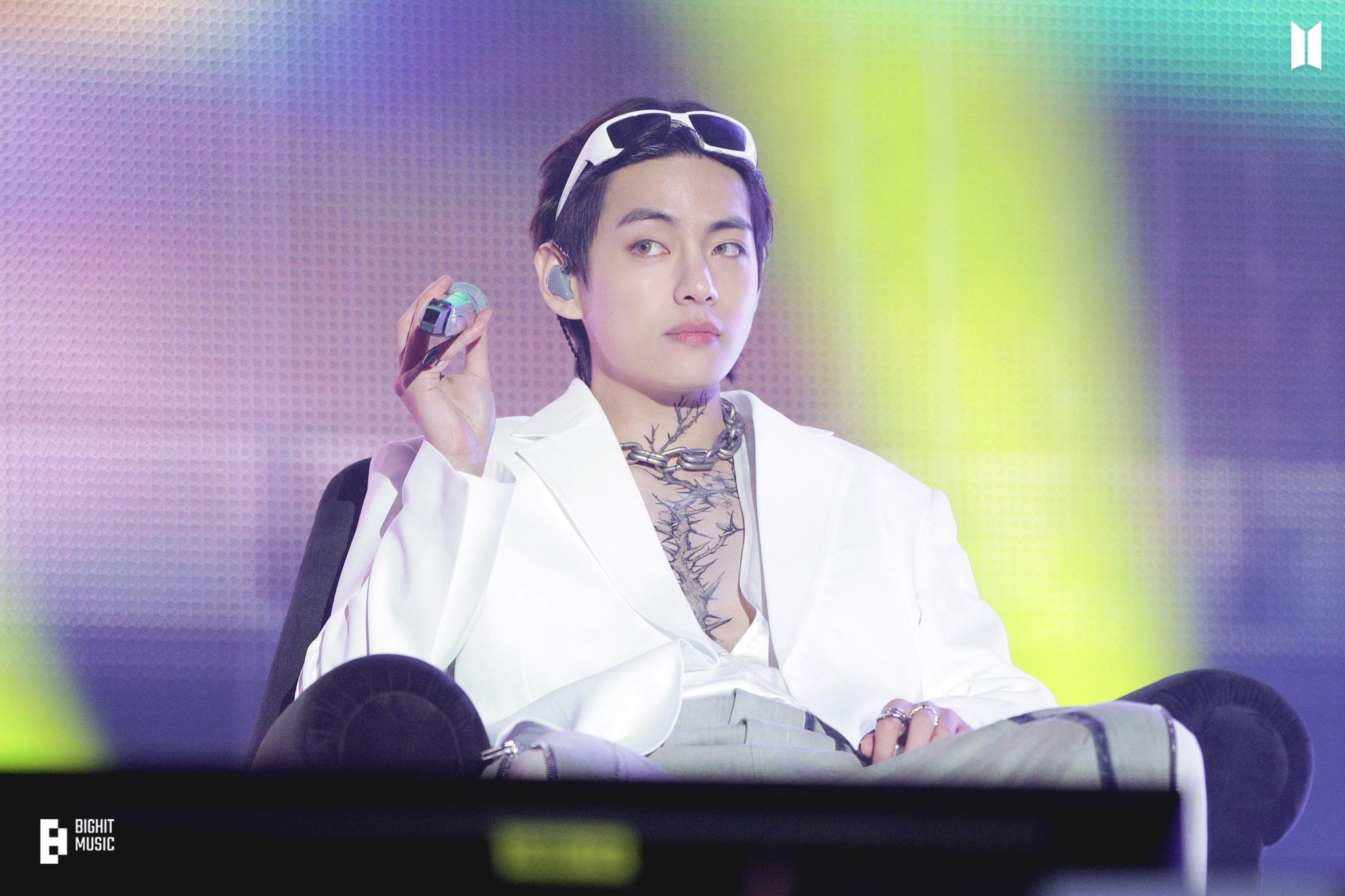 Hoi ban than toan sao quyen luc cua V (BTS) anh 17