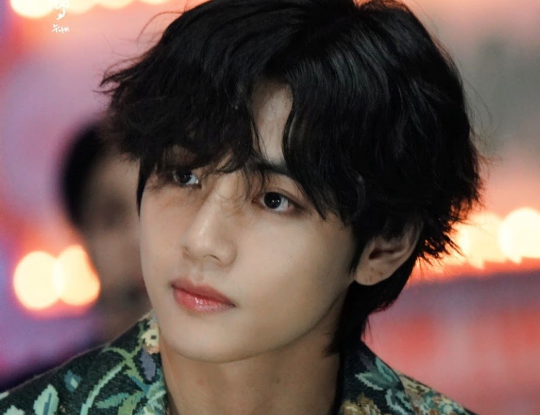 Hoi ban than quyen luc cua V (BTS) hinh anh